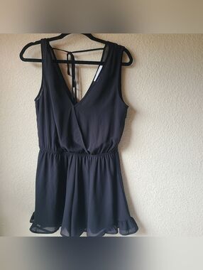 ASTR the Label Romper in Sleeveless Black V-Neck Women’s Size S